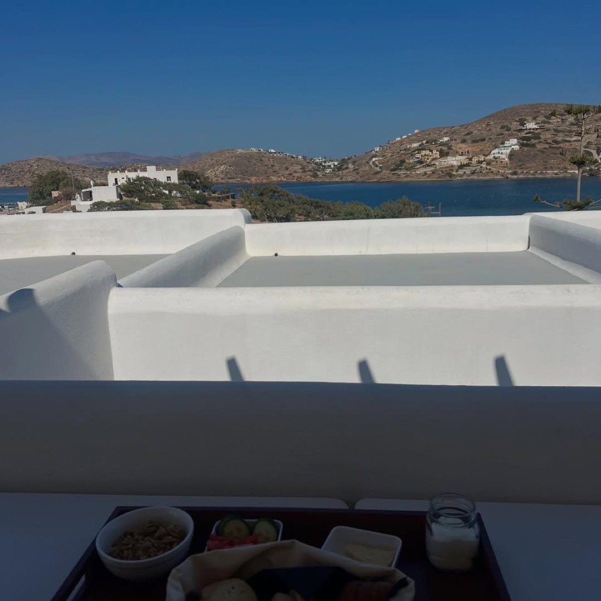 Το πρωινό και η θέα από το δωμάτιο της Παπουτσάκη στην Ίο