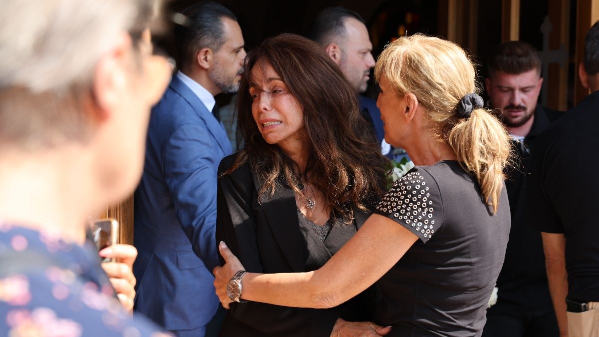 Η Βούλα Πατουλίδου στην κηδεία του συζύγου της