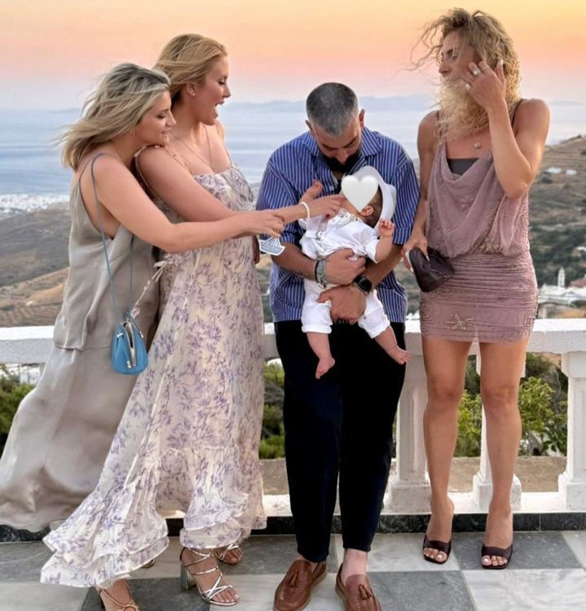 Η Φωτεινή Πετρογιάννη και ο γιος της στην βάφτισή του με τον Μιχάλη Ρουμπή και τους φίλους τους