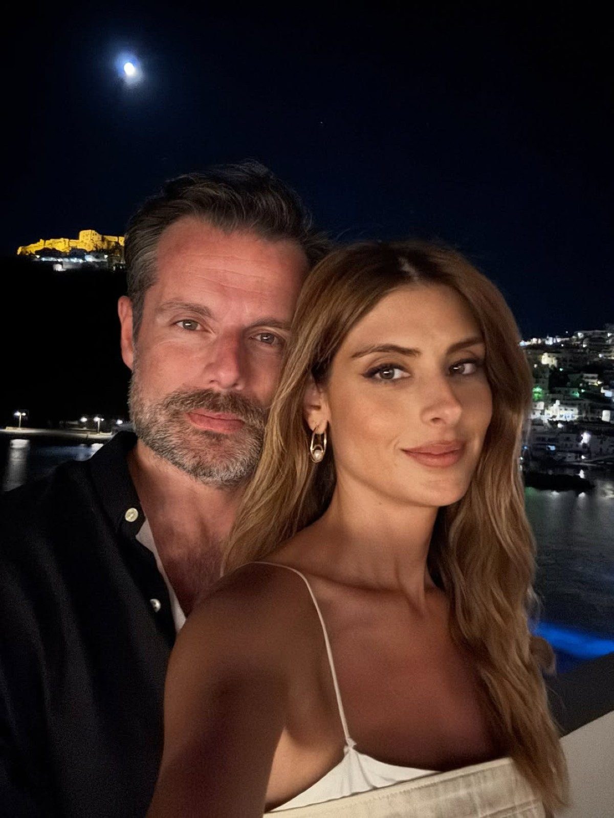 Η Ανθή Σαλαγκούδη και ο Κοσμάς Κουμιανός στην Αστυπάλαια το βράδυ