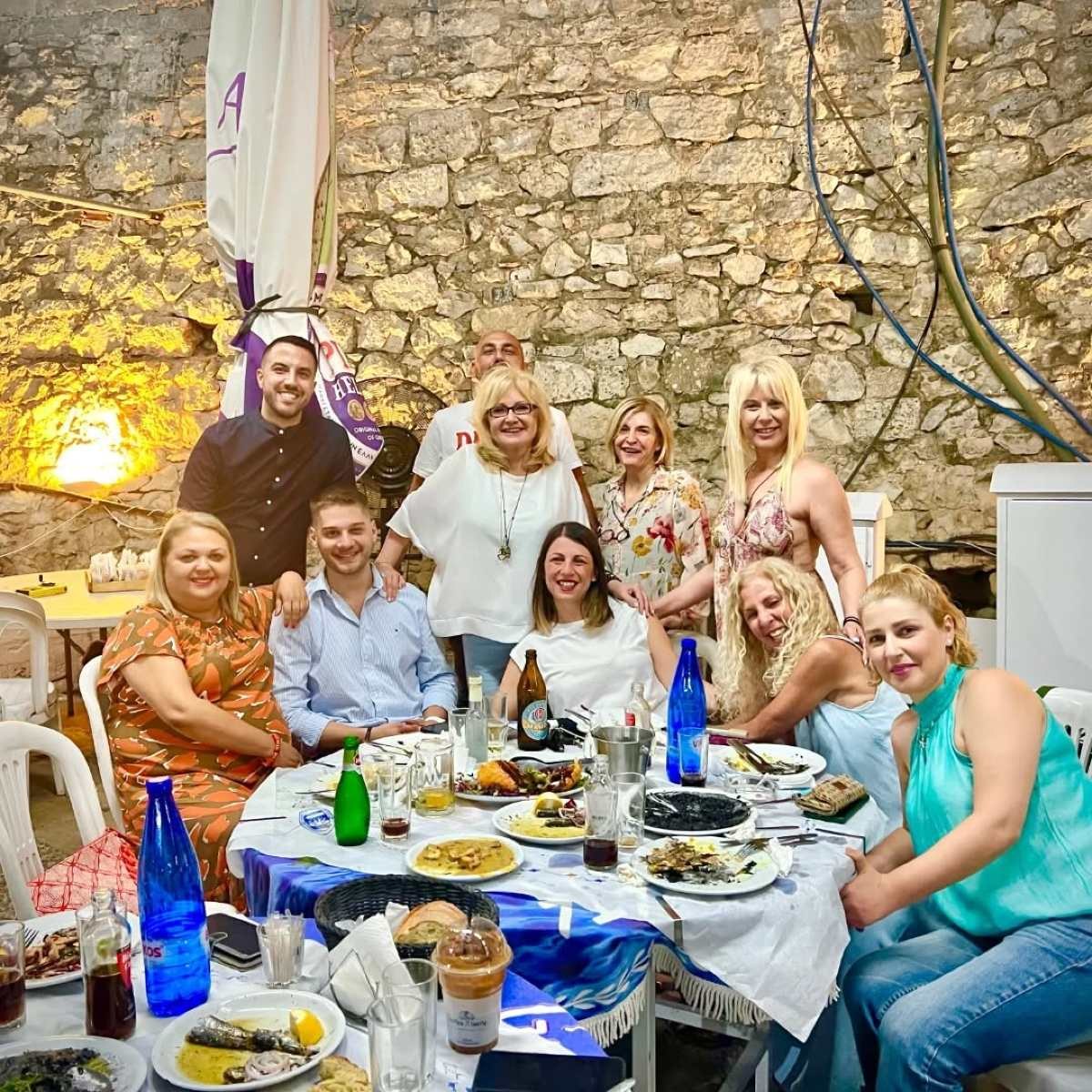 Η Αγγελική Νικολούλη με τους συνεργάτες της