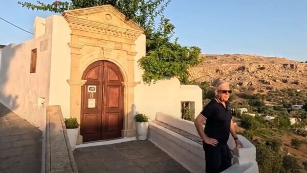 Ο Τάσος Δούσης σε εκκλησάκι της Ρόδου