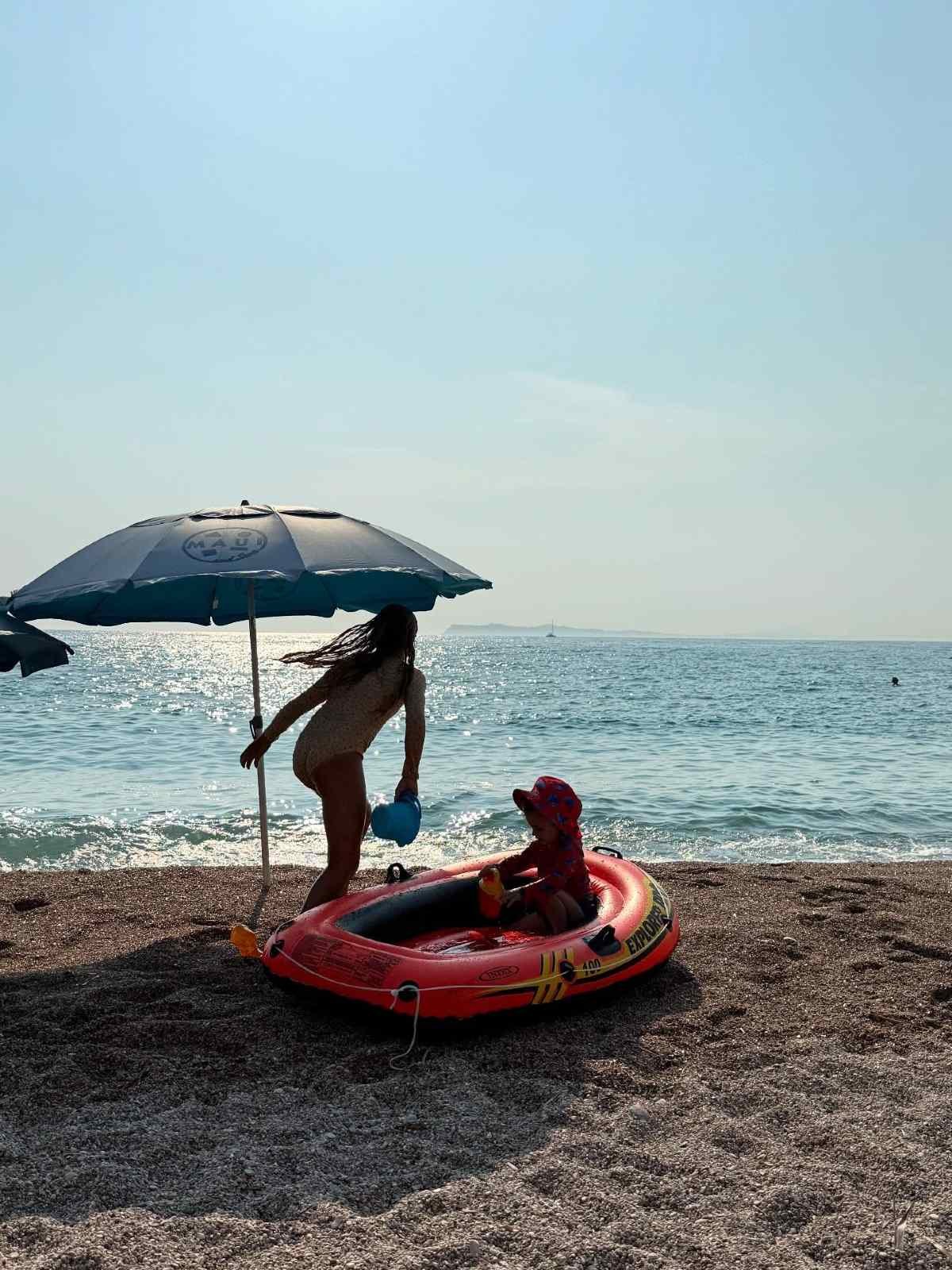 Ιωάννα Τούνη: Στα Σύβοτα με τον γιο της, Πάρη - Οι εντυπωσιακές φωτογραφίες με μαγιό