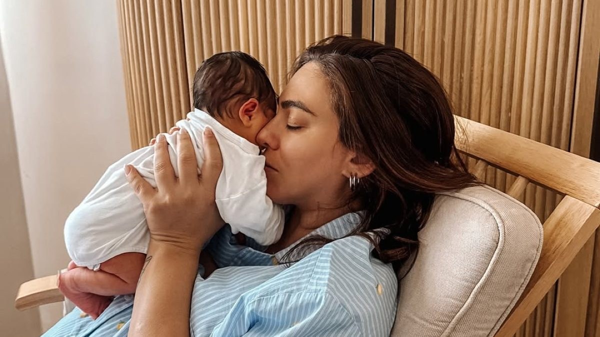 Η Ευρυδίκη Βαλαβάνη αγκαλιά με τον νεογέννητο γιο της
