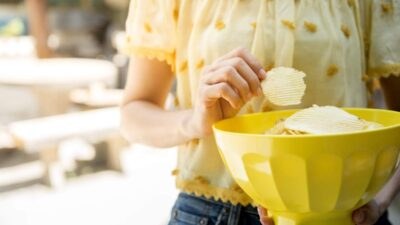H κορτιζόλη αυξάνεται με τα πατατάκια