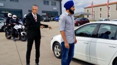 Ο Νίκος Ευαγγελάτος με τον Ινδό