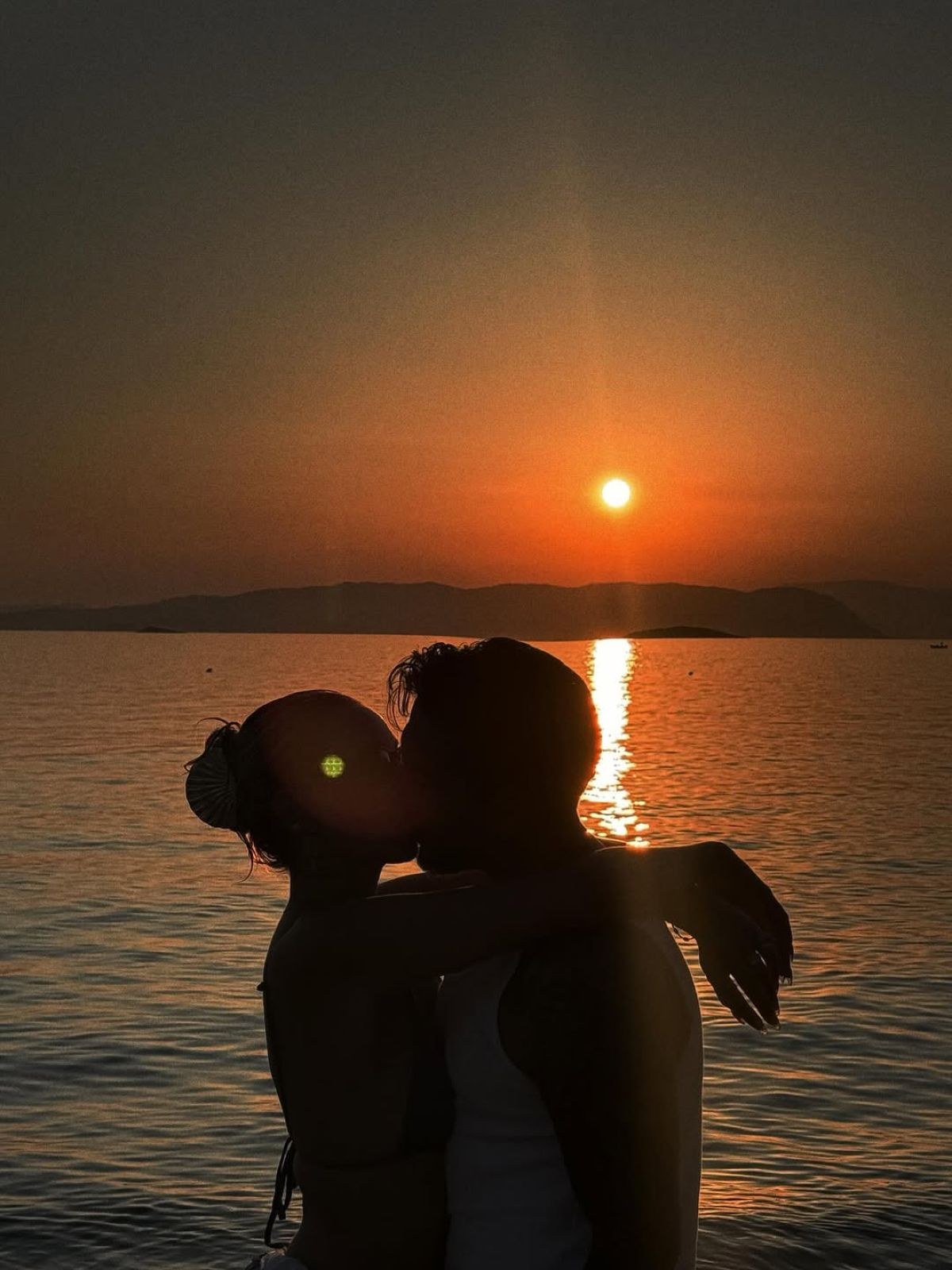 Ο Χρήστος Μάστορας φιλάει τη Γαρυφαλλιά Καληφώνη