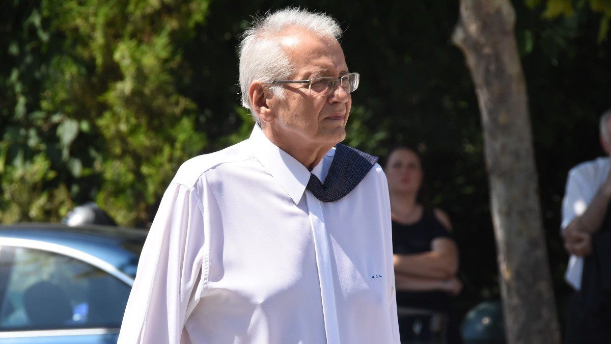 Ο Δημήτρης Κωνσταντάρας 16-07-2018 Νεκροταφείο Καλλιθέας.Κηδεία Μάνου