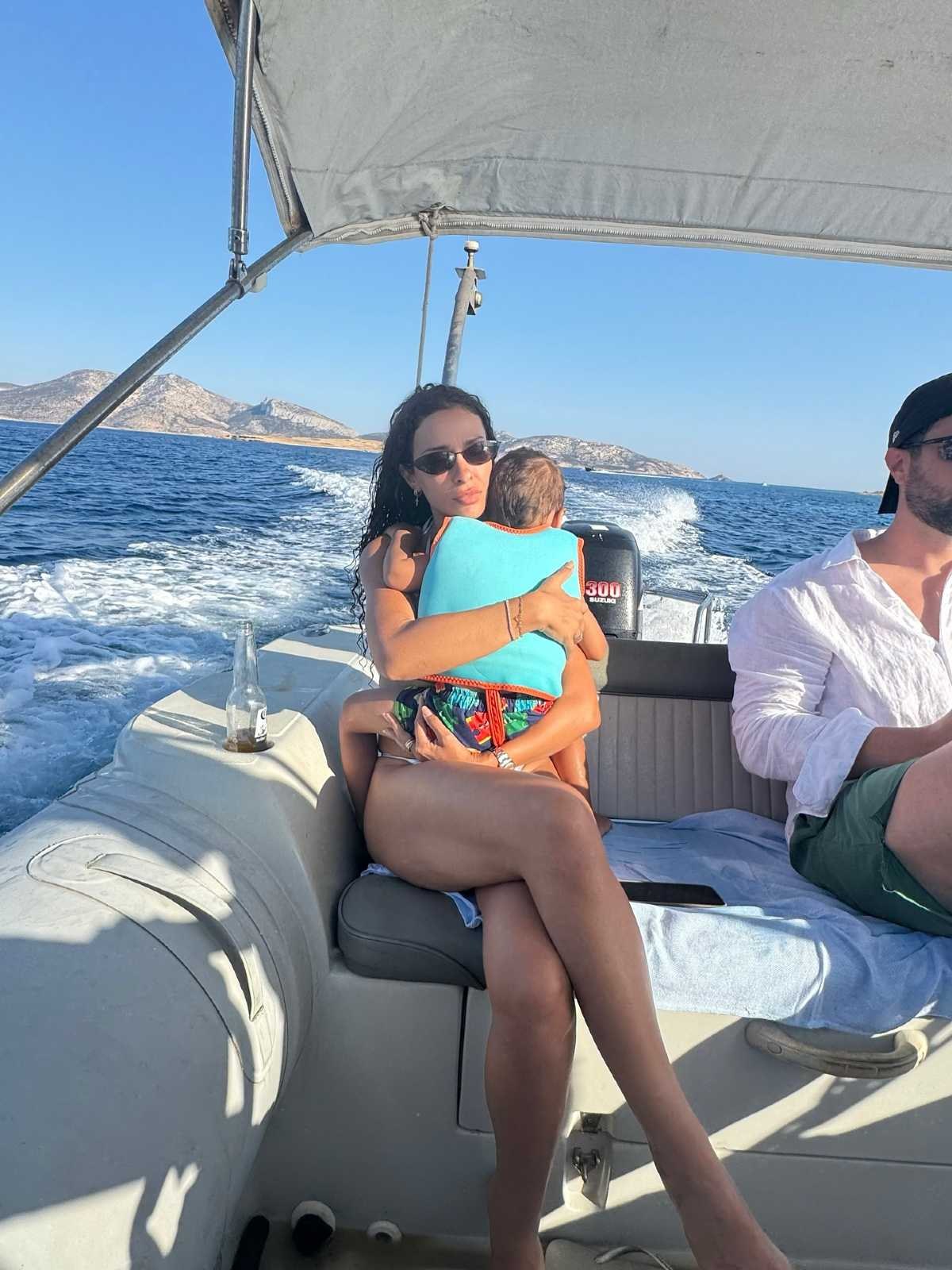 Η Ελένη Φουρέιρα με τον γιος της στις διακοπές τους