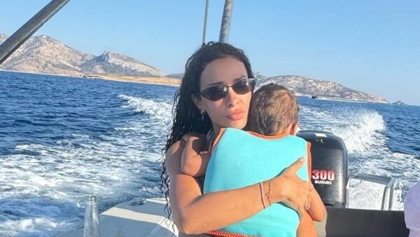 Η Ελένη Φουρέιρα αγκαλιά με τον γιο της. Ερμή