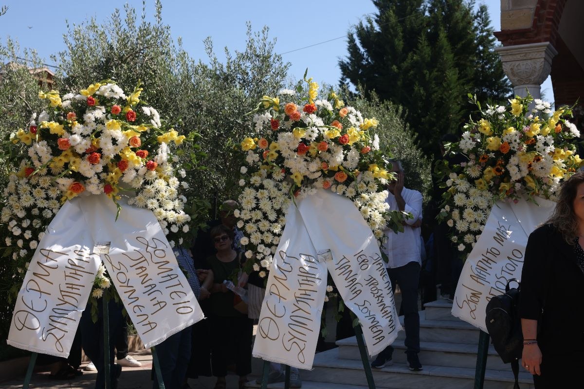 Στεφάνια για τον Απόστολο Βασυρόπουλο