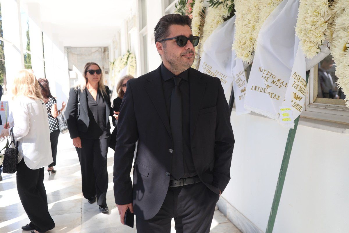 Ο Λάμπρος Κωνσταντάρας στην κηδεία του μπαμπά του