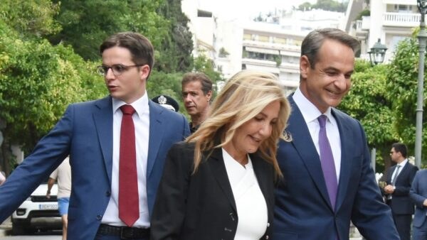 Ο Κωνσταντίνος και ο Κυριάκος Μητσοτάκης, με την Μαρέβα Γκραμπόφσκι
