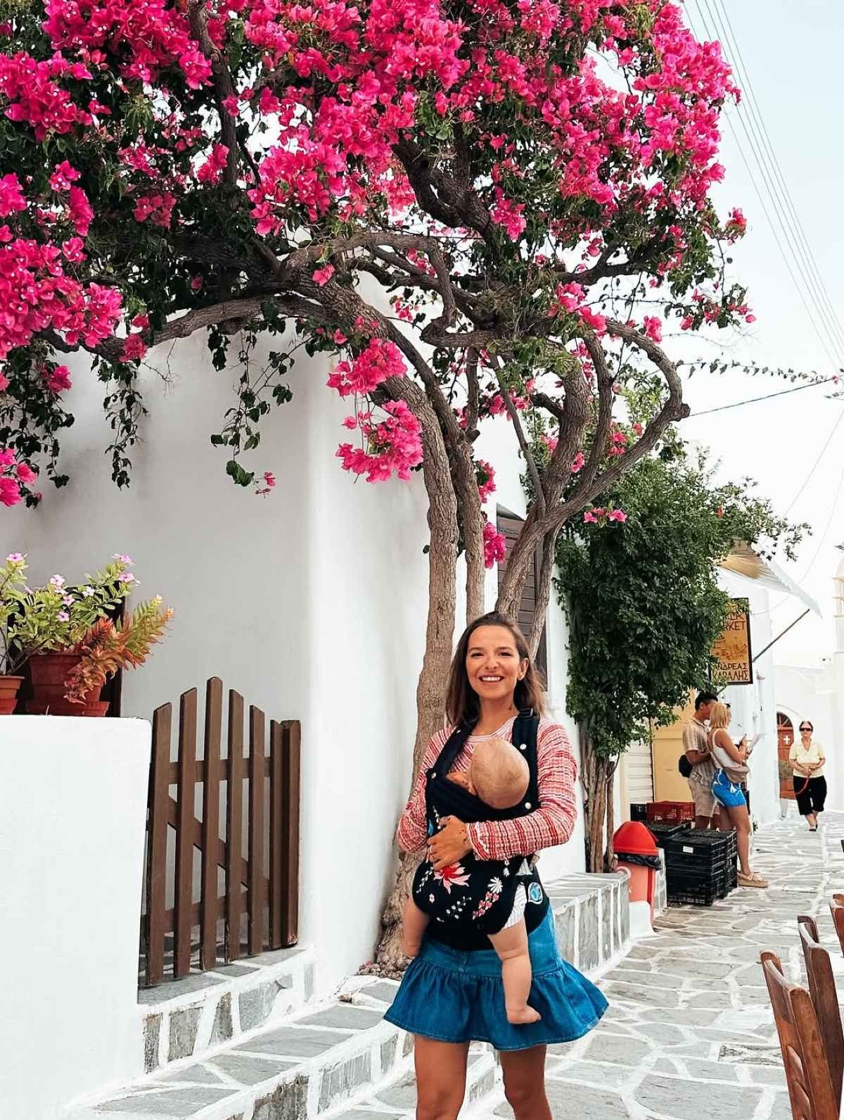 Η Εριέττα Κούρκουλου και το μωρό της στην Πάρο