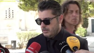 Ο Λάμπρος Κωνσταντάρας στην κηδεία του πατέρα του