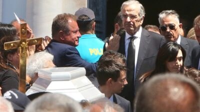 Φωτογραφία από την κηδεία της Λένας Σαμαρά