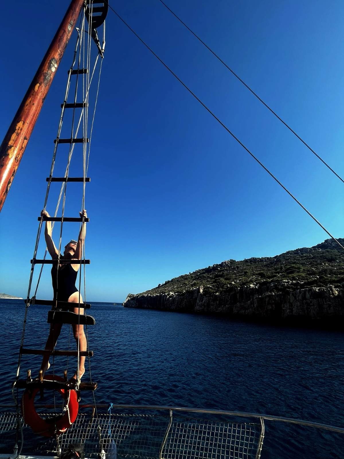 Η Ζενεβιέβ Μαζαρί πάνω σε καΐκι