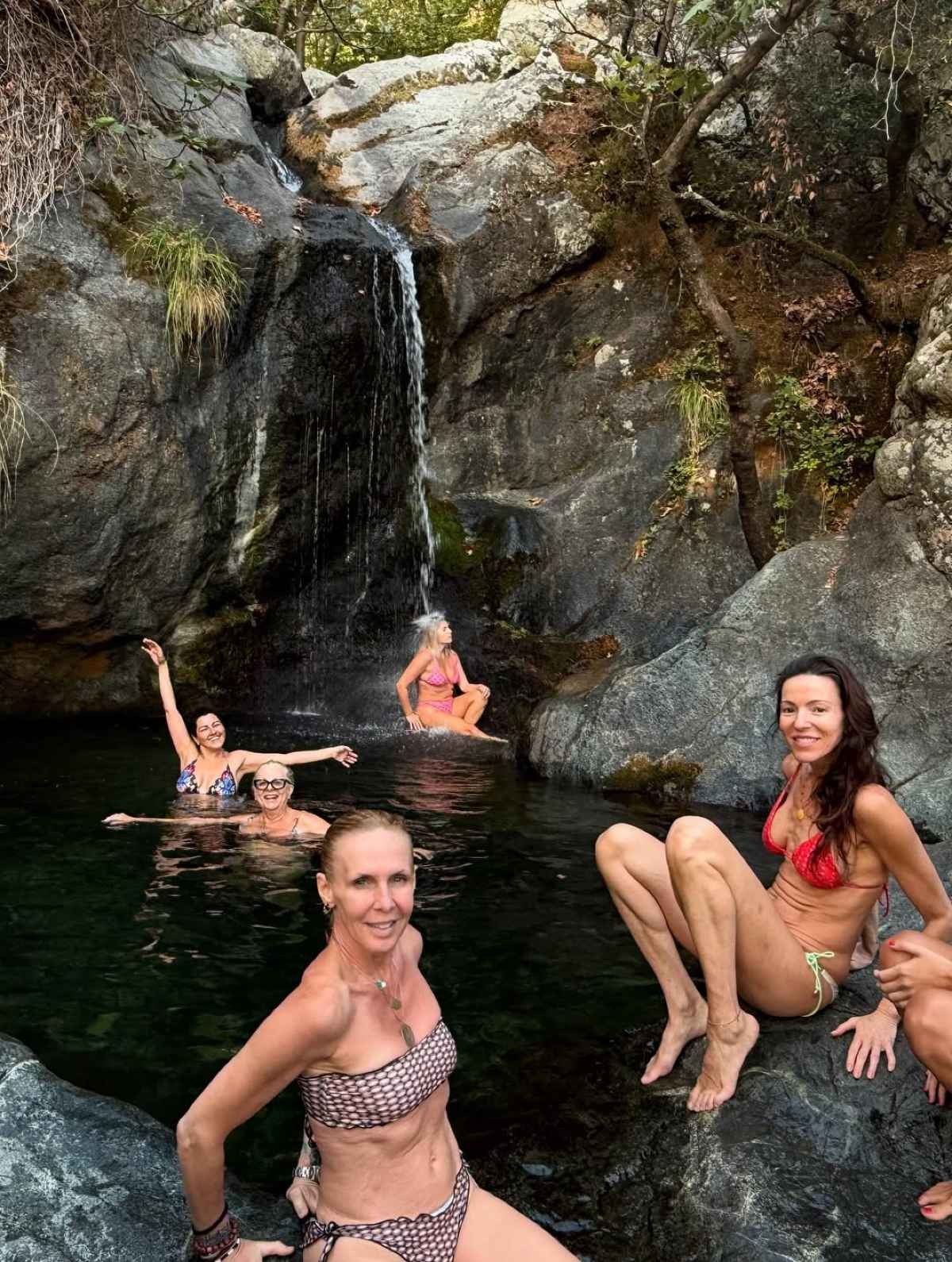 Η Εβελίνα Παπούλια στη Σαμοθράκη με τις φίλες της