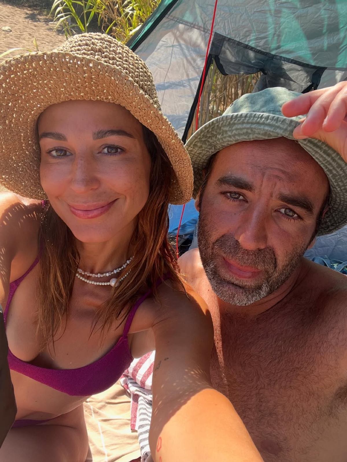 Η Κατερίνα Παπουτσάκη στην παραλία για camping με τον Θάνο Χατζόπουλος