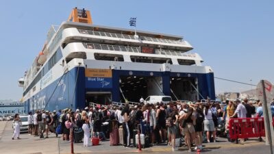 Πλοίο στον Πειραιά με κόσμο απέξω