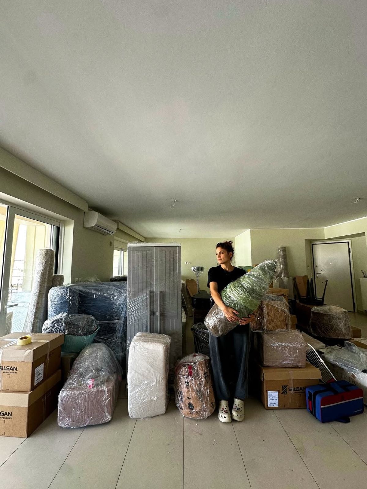 Η Μαίρη Συνατσάκη με τα πράγματά της σε κούτες