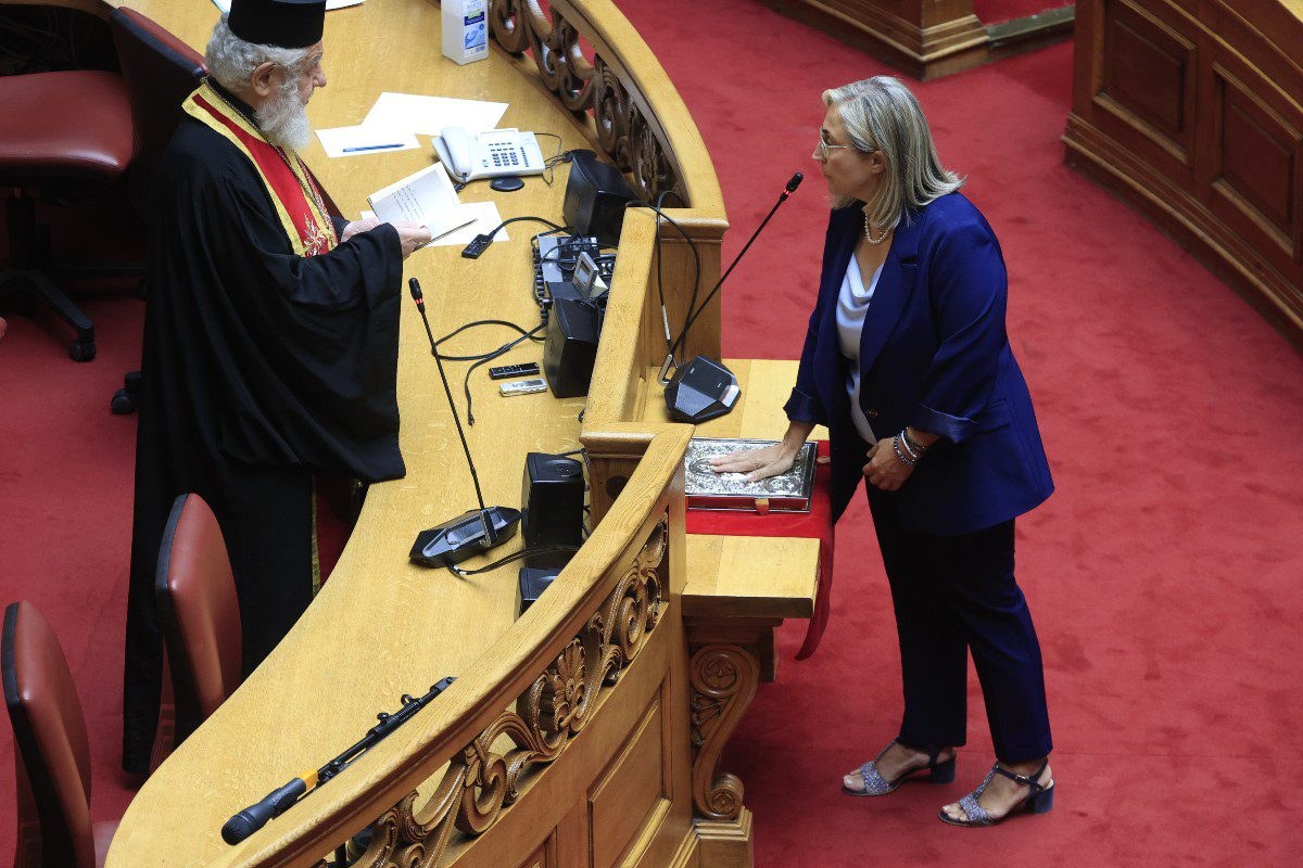 Η Στέλλα Αραμπατζή ορκίζεται στη Βουλή
