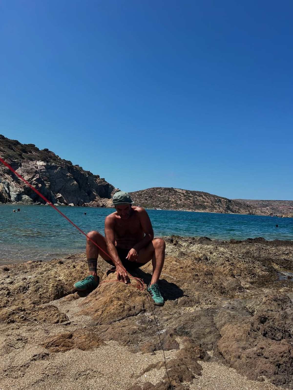 Ο Θάνος Χατζόπουλος στην παραλία