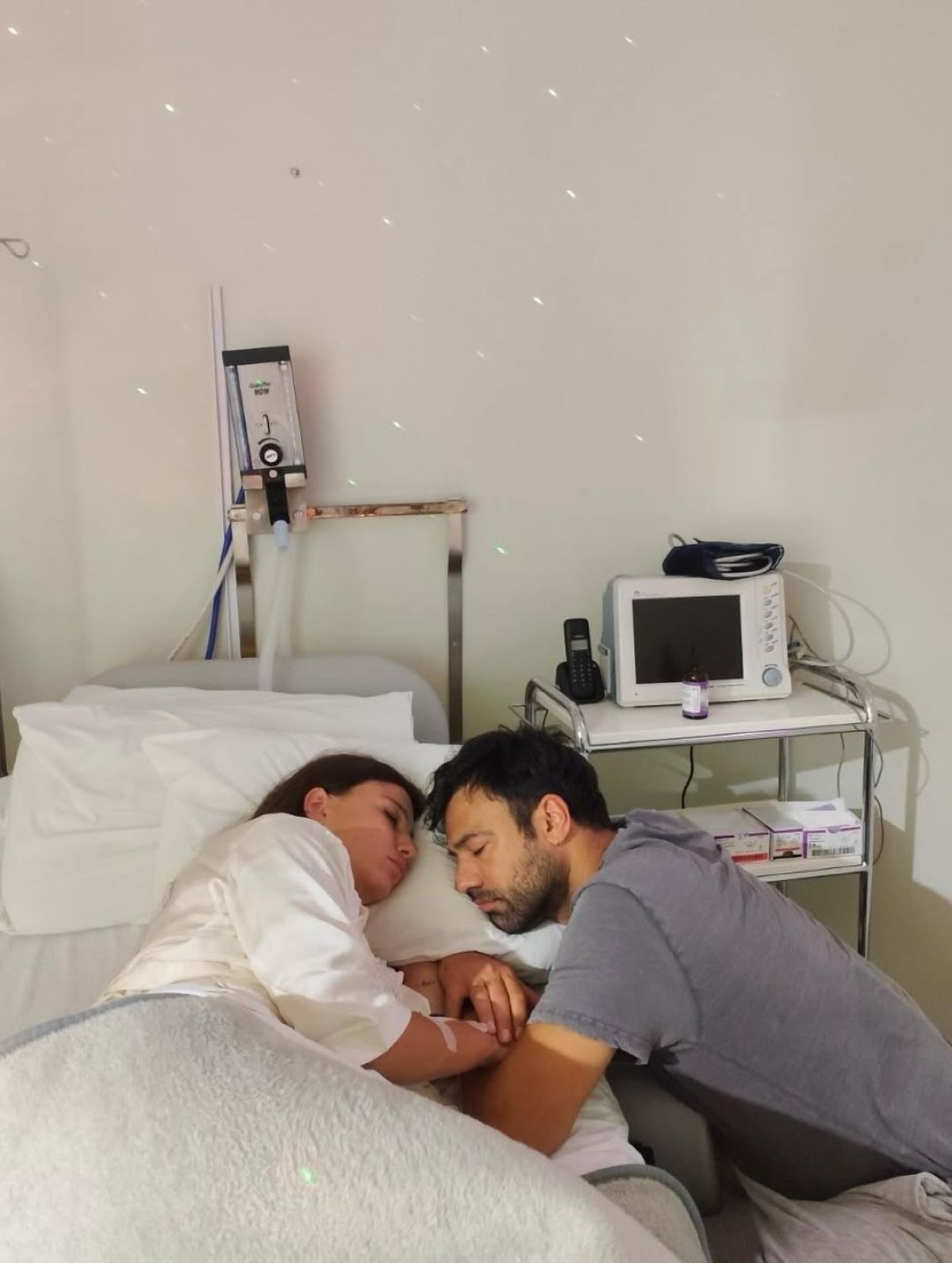 Η Σιμώνη Χριστοδούλου με τον Ανδρέα Γεωργίου στο μαιευτήριο