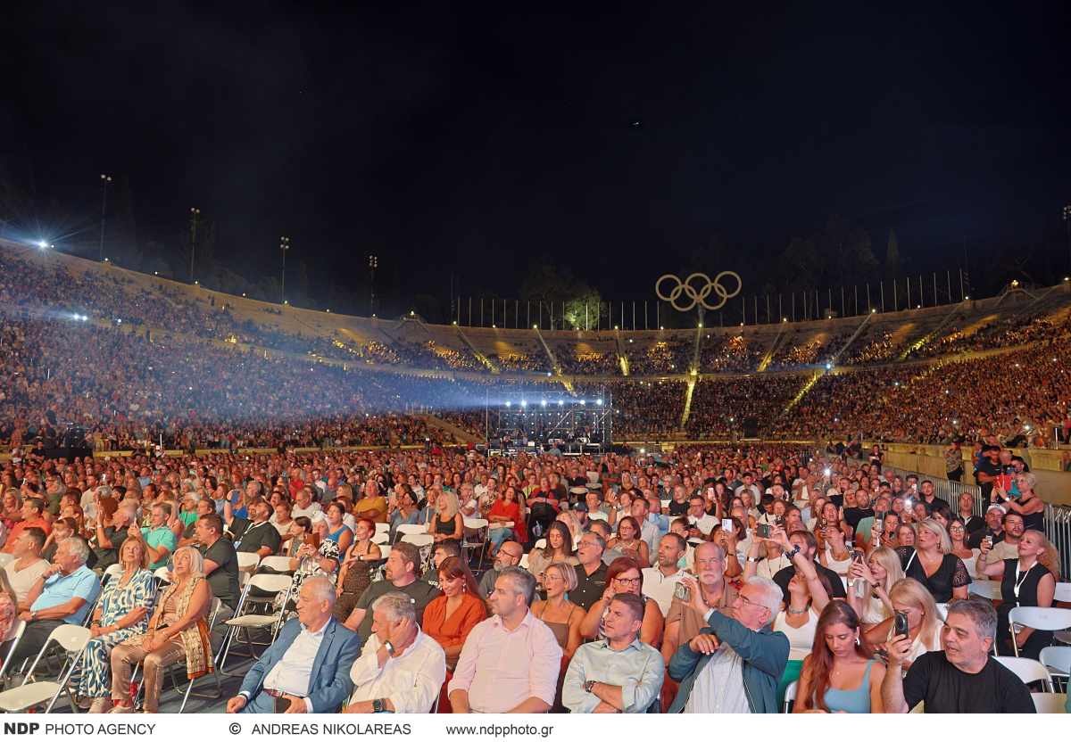 Λαμπερή βραδιά με επώνυμους στη συναυλία για τον Γρηγόρη Μπιθικώτση στο Καλλιμάρμαρο