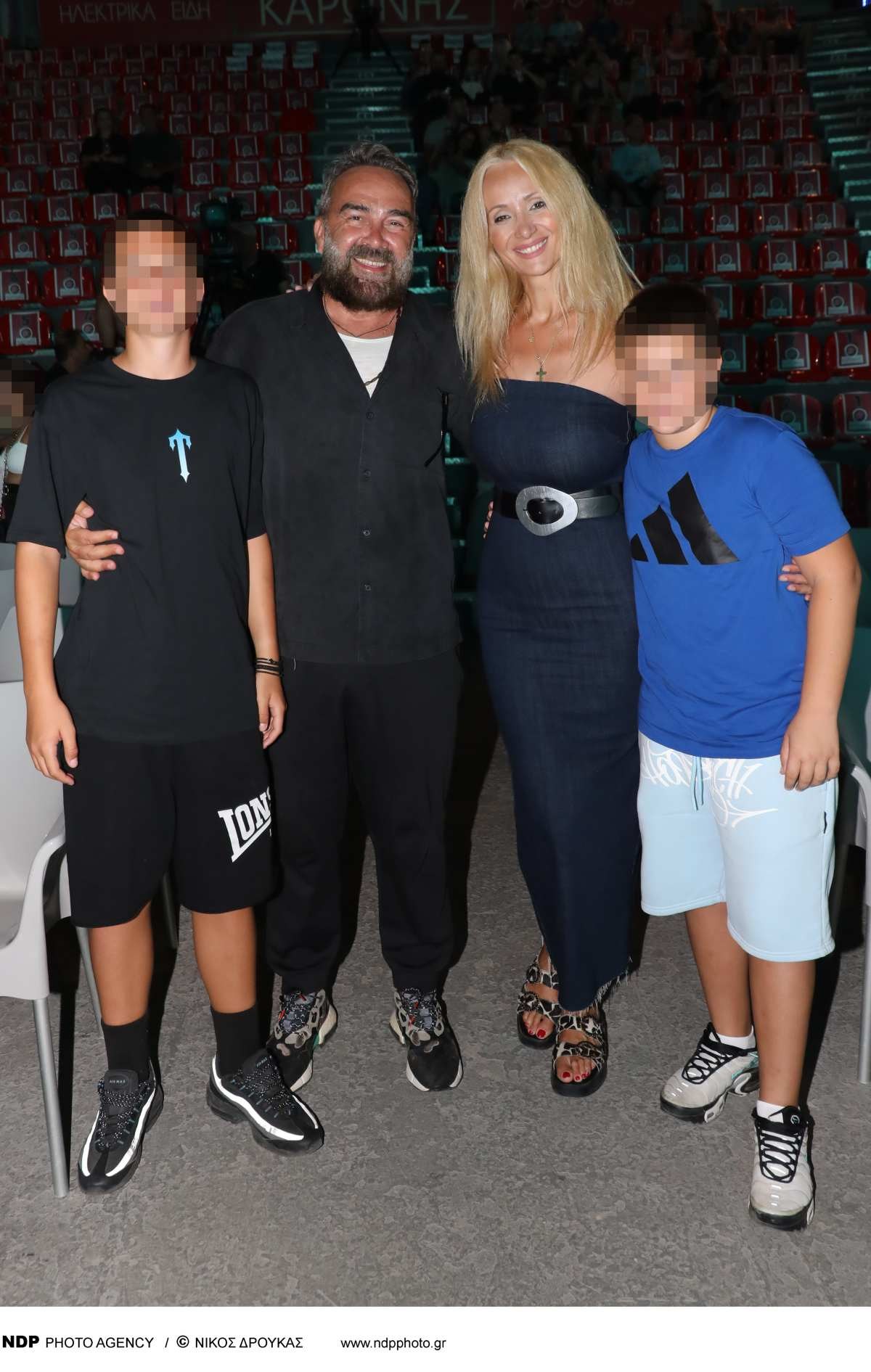 Ο Γρηγόρης Γκουντάρας με τη Ναταλί Κάκκαβα και τα παιδια