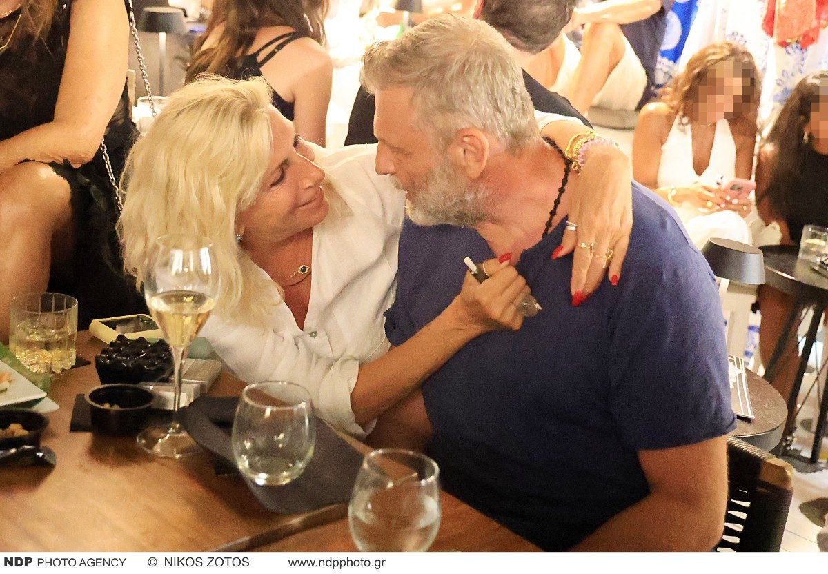 Ο Απόστολος Γκλέτσος και η Ιζαμπέλα Αρβανίτη αγκαλιά