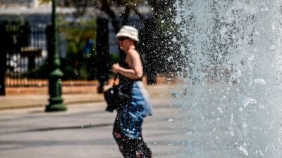 Μια κυρία περπατάει στο σύνταγμα