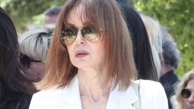 Η Κάτια Δανδουλάκη στην κηδεία του Νίκου Γαλανού στο Κοιμητήριο Παπάγου