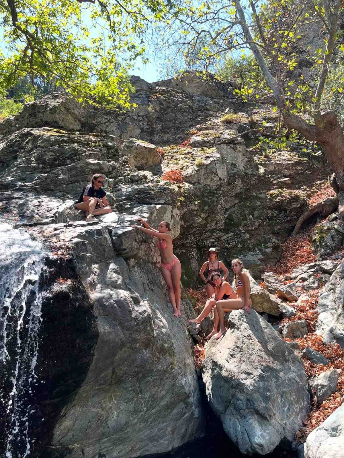 Η Μαρία Κωνσταντάκη στη Σαμοθράκη με τους φίλους της στα βράχια