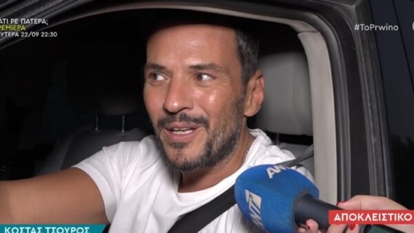 Ο Κώστας Τσουρός στο αυτοκίνητό του