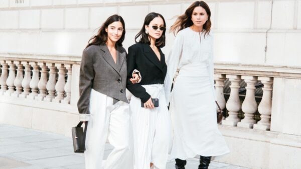 Τάση με πλεκτές ζακέτες στο street style