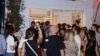 «Όλα κερασμένα από τον Μάκη που κέρδισε το Eurojackpot» - Τι έγινε το περασμένο Σάββατο σε τρία καταστήματα στην πλατεία Καρύτση και την πλατεία Μαβίλη (vid)