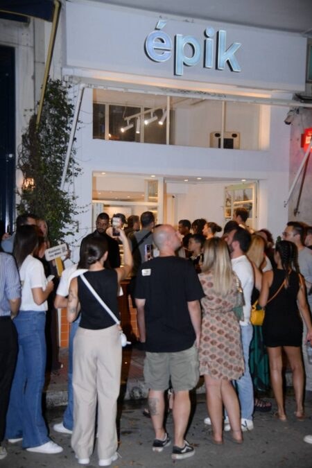 «Όλα κερασμένα από τον Μάκη που κέρδισε το Eurojackpot» - Τι έγινε το περασμένο Σάββατο σε τρία καταστήματα στην πλατεία Καρύτση και την πλατεία Μαβίλη (vid)