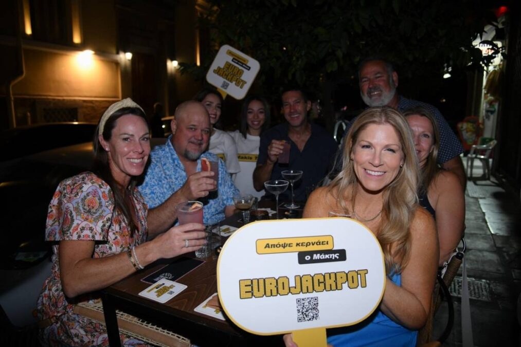 «Όλα κερασμένα από τον Μάκη που κέρδισε το Eurojackpot» - Τι έγινε το περασμένο Σάββατο σε τρία καταστήματα στην πλατεία Καρύτση και την πλατεία Μαβίλη (vid)