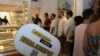 «Όλα κερασμένα από τον Μάκη που κέρδισε το Eurojackpot» - Τι έγινε το περασμένο Σάββατο σε τρία καταστήματα στην πλατεία Καρύτση και την πλατεία Μαβίλη (vid)
