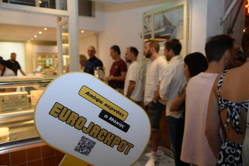 «Όλα κερασμένα από τον Μάκη που κέρδισε το Eurojackpot» - Τι έγινε το περασμένο Σάββατο σε τρία καταστήματα στην πλατεία Καρύτση και την πλατεία Μαβίλη (vid)