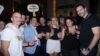 «Όλα κερασμένα από τον Μάκη που κέρδισε το Eurojackpot» - Τι έγινε το περασμένο Σάββατο σε τρία καταστήματα στην πλατεία Καρύτση και την πλατεία Μαβίλη (vid)