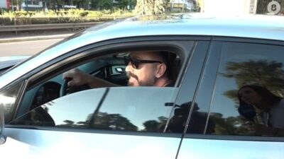 Ο Δημήτρης Μακρυνιώτης στο αυτοκίνητό του