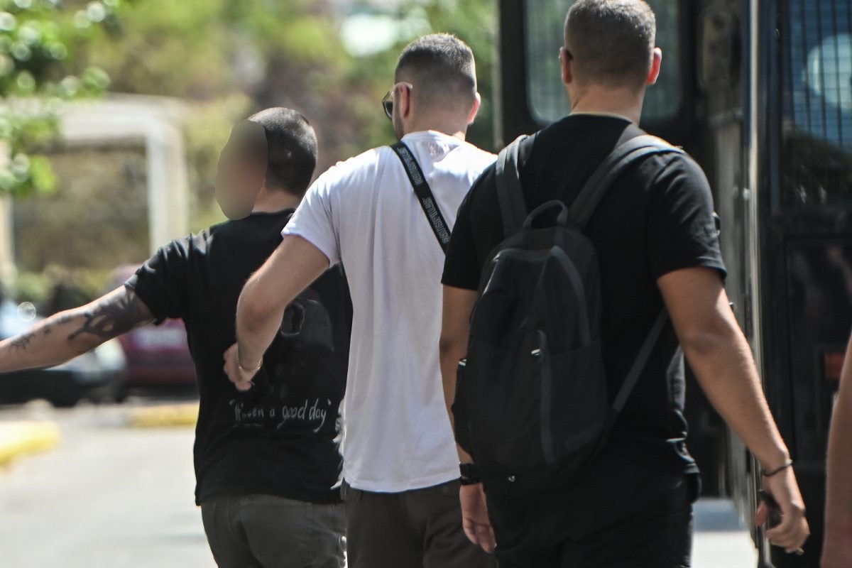 Ο Γιάννης Μάλαμας έξω από το γραφείο του εισαγγελέα