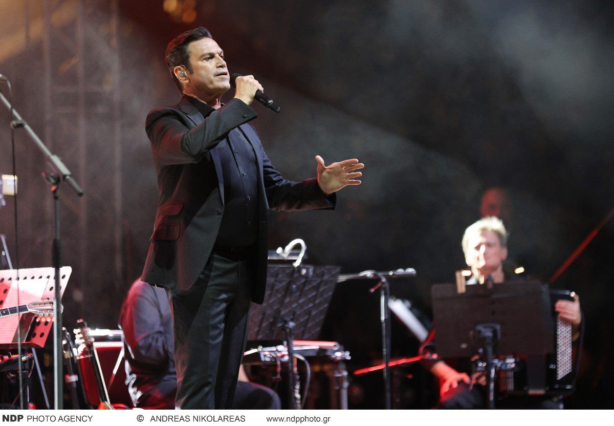 Ο Μάριος Φραγκούλης στην αφιερωματική συναυλία για τα 100 χρόνια Μίκης Θεοδωράκης στο Ηρώδειο