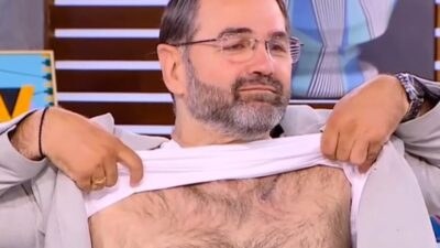 Ο Σταύρος Μπαλάσκας σηκώνει τη μπλούζα του στο Πρωινό