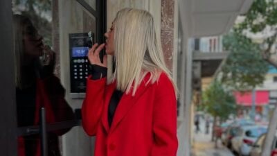 παλτό χρωματιστό κόκκινο σε κοπέλα