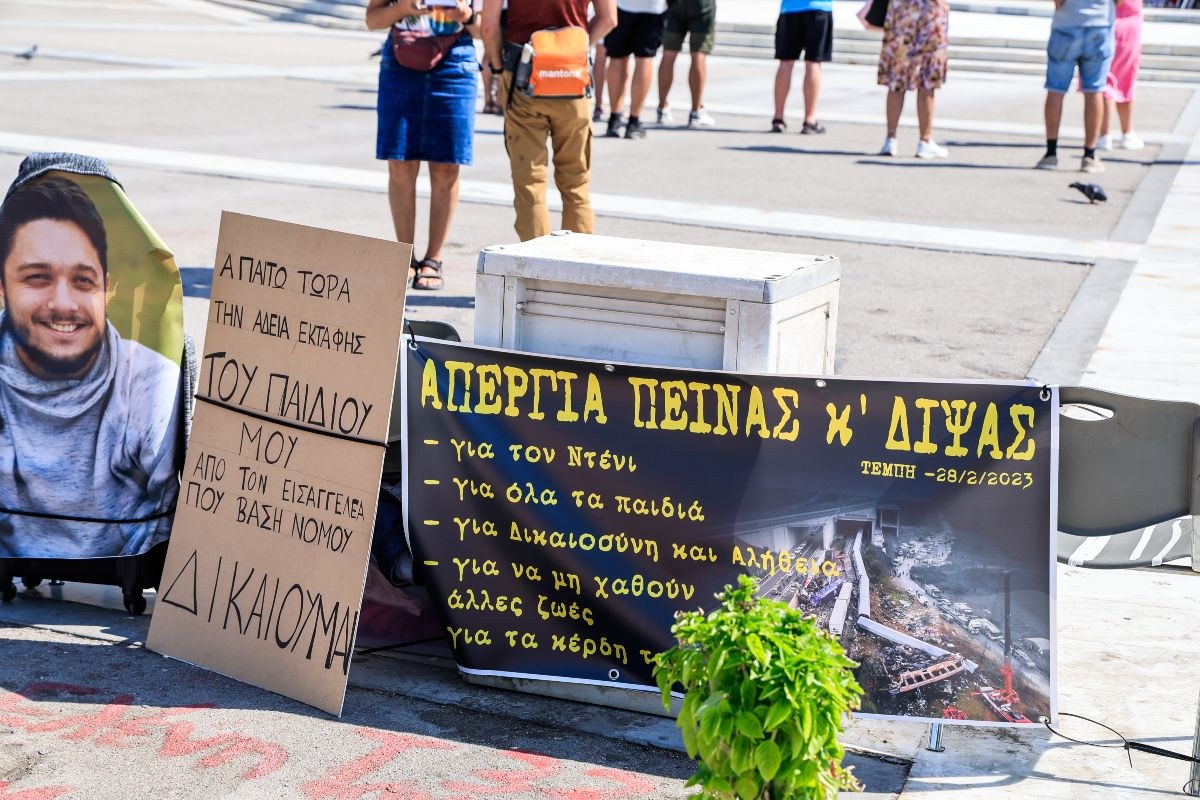 Τα πανό για την απεργία πείνας του Πάνου Ρούτσι