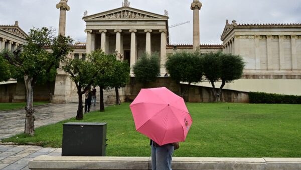 μια γυναίκα κρατάει μια ομπρέλα