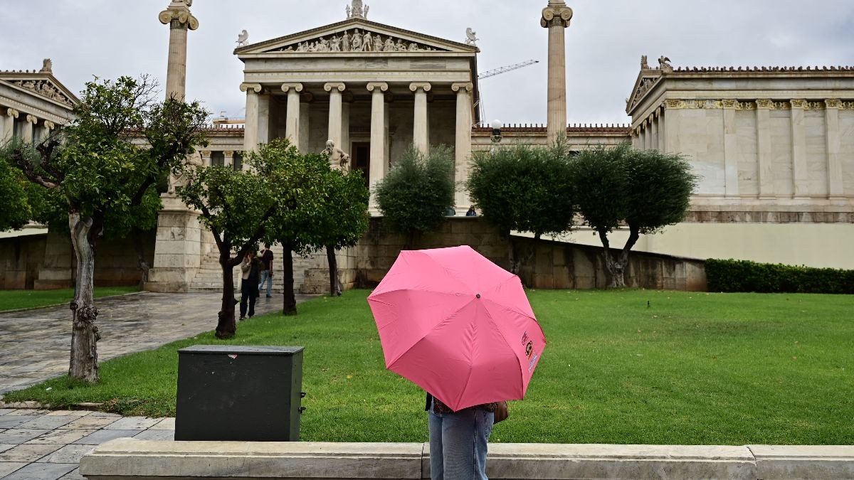 μια γυναίκα κρατάει μια ομπρέλα